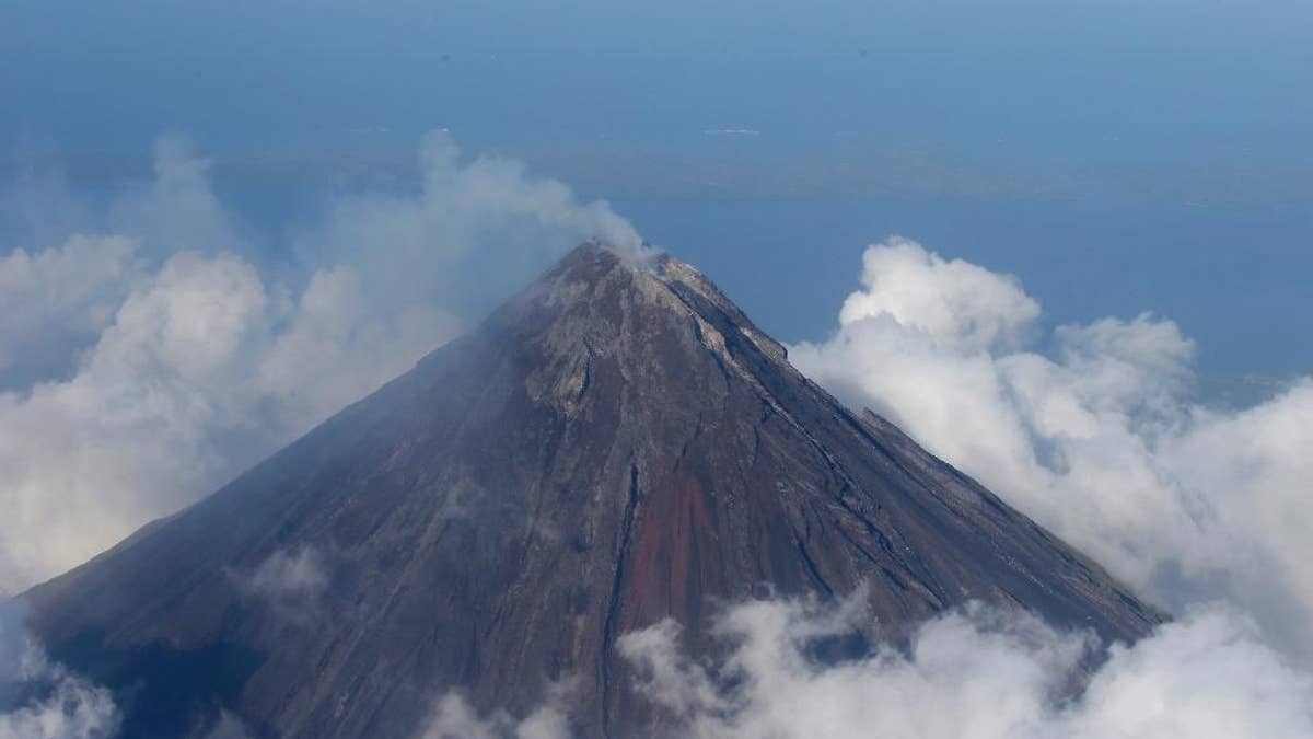 Gunung berapi Mayon di Filipina memuntahkan pecahan lava; ribuan orang mengungsi di tengah kekhawatiran akan letusan dahsyat