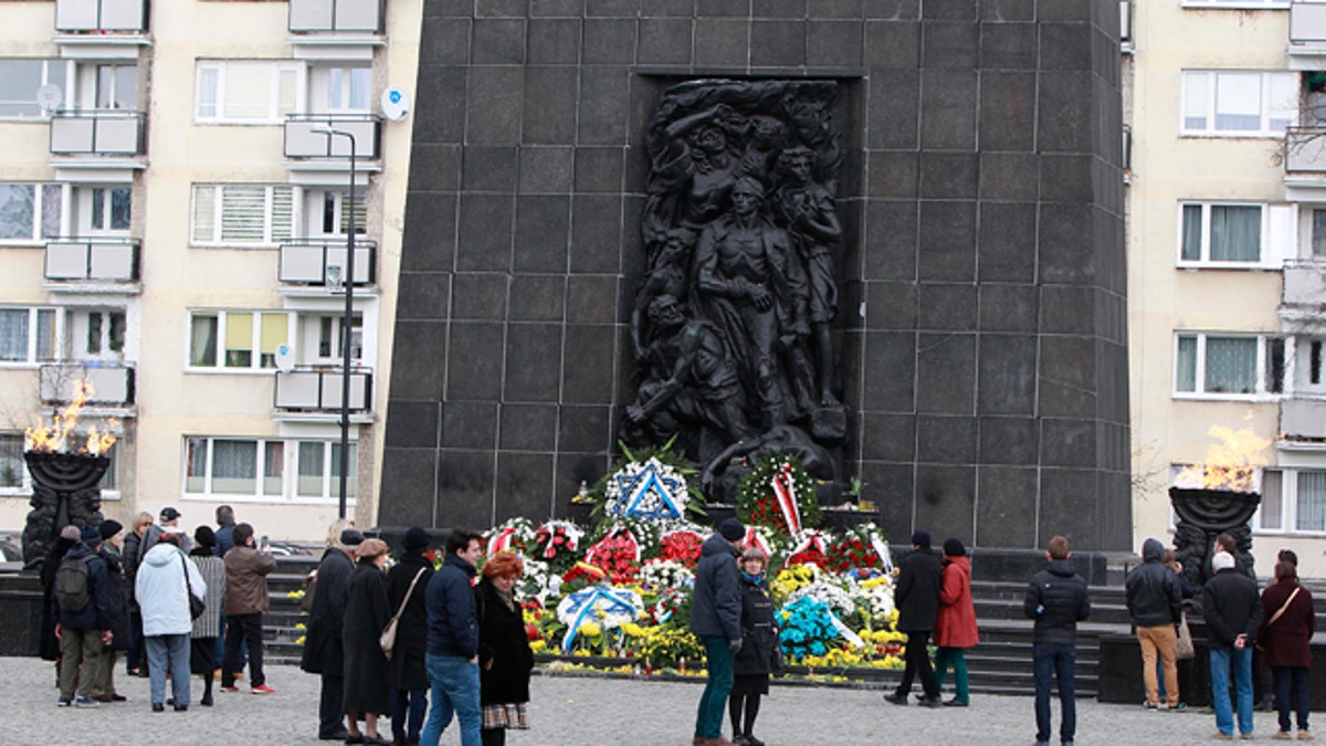 Diplomat terkemuka minta maaf atas komentar direktur FBI tentang Polandia dan Holocaust