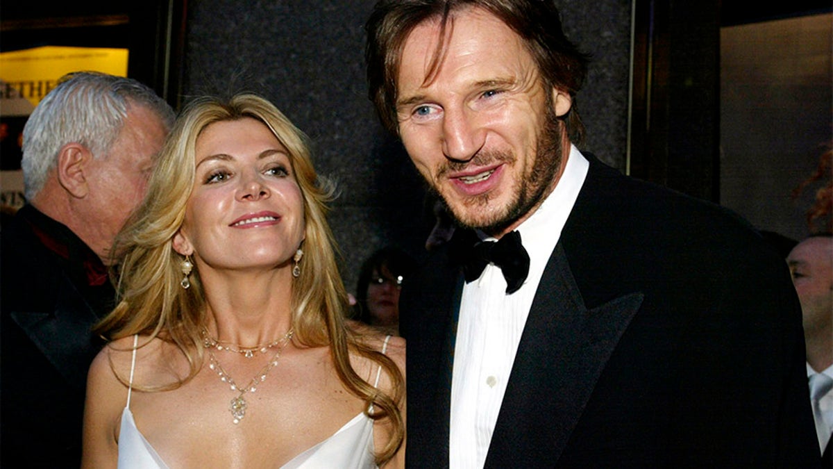 Actors Liam Neeson (R) and Natasha Richardson arrive for the 2002 Tony
Awards at New York's Radio City Music Hall June 2, 2002. Neeson and
Richardson are presenters at the Tony Awards. REUTERS/Bernie Nunez

MS - RP3DRIFUUVAA