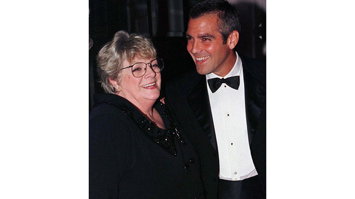 Legendary singer Rosemary Clooney (L) poses with her nephew and actor George Clooney, during a reception at the Seventh annual Ella Lifetime Achievment Award's dinner hosted by the Society of Singers, October 5 in Beverly Hills. Clooney, 70, was honoured with the Ella Award, paying tribute for her singing and acting career of the past 53 years. George Clooney presented his aunt the Ella Award during the dinner program.

FSP/HB/KM - RP1DRIGUDFAB