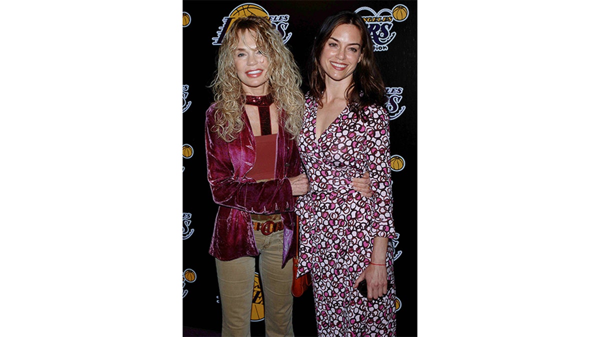 US actress Dyan Cannon and her daughter Jennifer Grant arrive for the Lakers casino night benefit in California.  U.S. actress Dyan Cannon (L) and her daughter Jennifer Grant arrive for the 2nd annual Las Vegas Casino Night to benefit the Los Angeles Lakers Youth Foundation in Santa Monica, California April 14, 2005. Actor Cary Grant, now deceased, is Jennifer's father. REUTERS/Jim Ruymen - RP6DRMTHZFAA