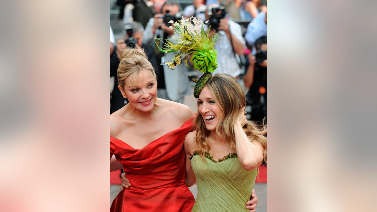 Actresses Kim Cattrall (L) and Sarah Jessica Parker arrive for the world premiere of ''Sex And The City: The Movie'' at Leicester Square in London May 12, 2008.   REUTERS/Toby Melville (BRITAIN) - GM1E45D0CCX01