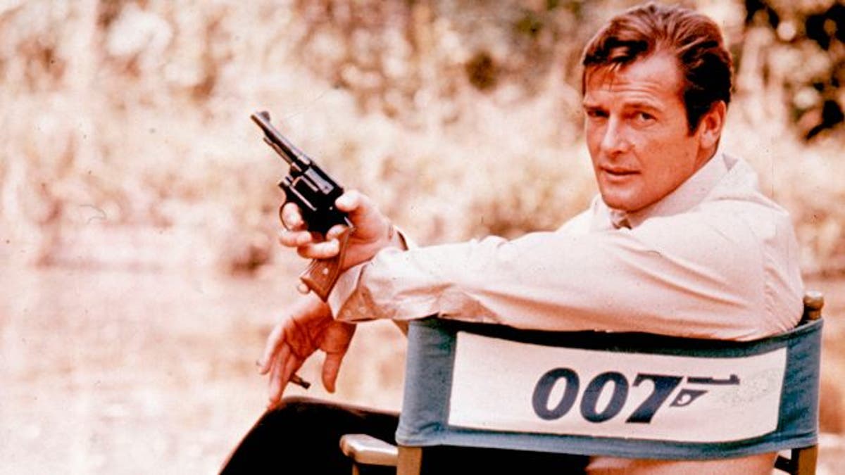 英國演員羅傑·摩爾（Roger Moore）扮演了特勤局特工007，詹姆斯·邦德（James Bond）的角色。摩爾（Moore）在邦德（Moore）扮演邦德（Bond），比其他演員多了七個。