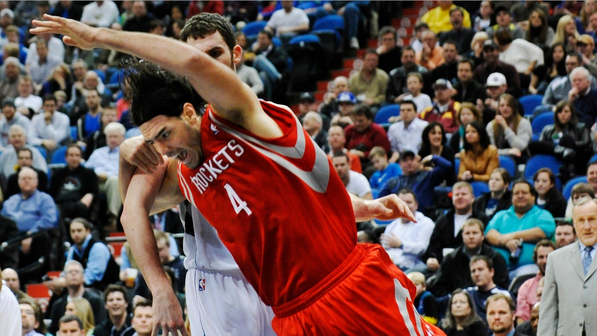 NBA Round-Up: Scola Ditabrak oleh Love, Villanueva dan Melo on the Mend