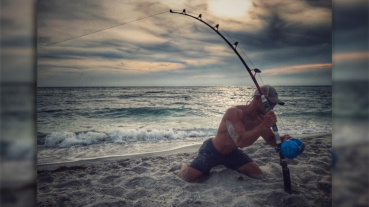 Shark wrangler catches 12-foot hammerhead off Florida beach, gets
