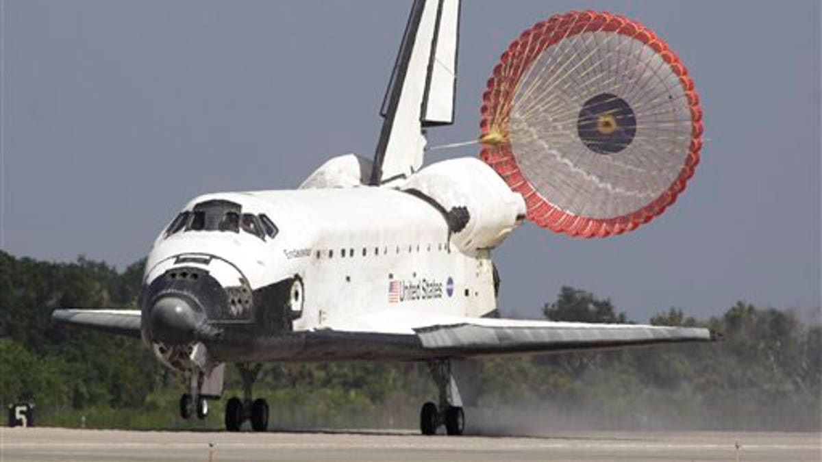 Space Shuttle Endeavour lands at the Kennedy Space Center at Cape Canaveral, Fla. Friday July 31, 2009. Endeavour's seven member crew are returning from a mission to the International Space Station. (AP Photo/Terry Renna, Pool)