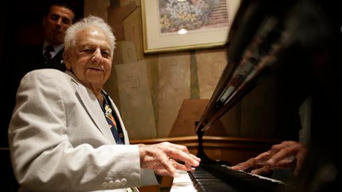 CORRECTION APTOPIX Centenarian Singer