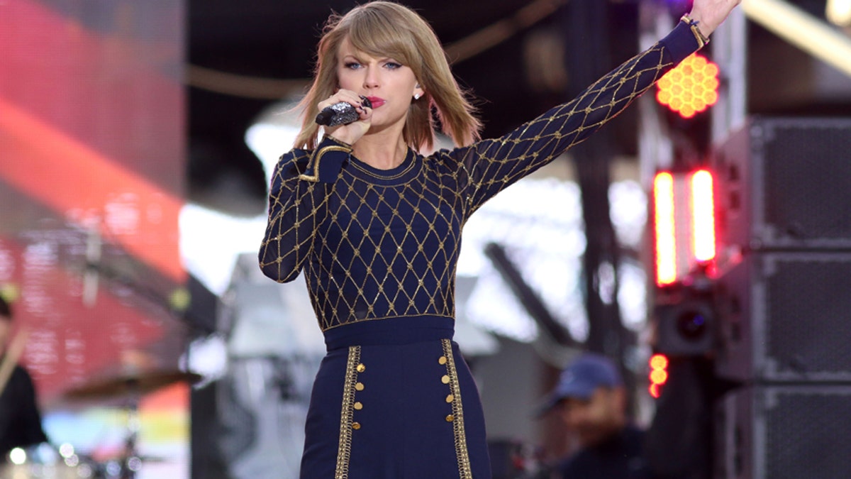Taylor Swift Performs on 