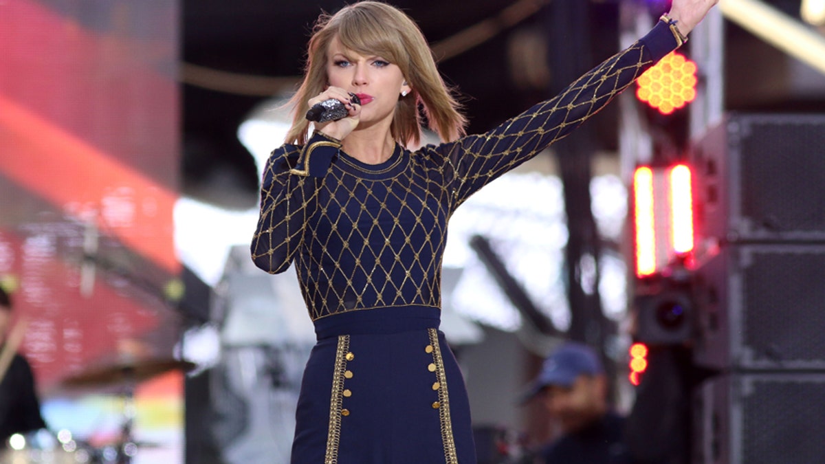 Taylor Swift Performs on