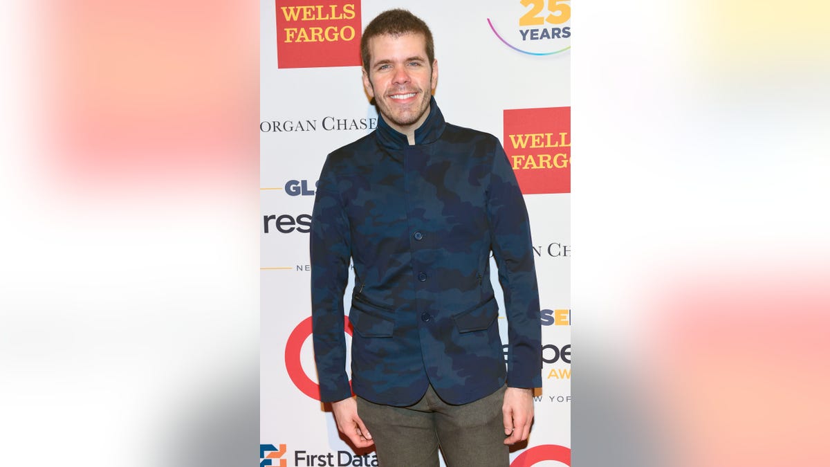 Perez Hilton kembali ke panggung dalam parodi ‘Full House’ yang tidak sah