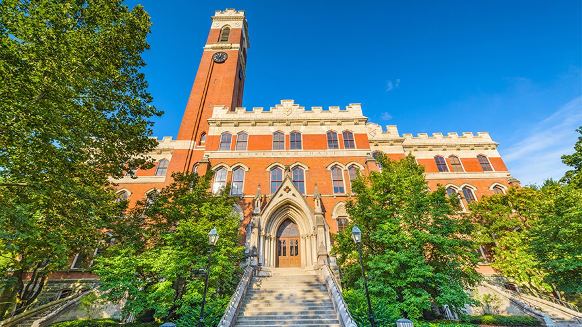 Nashville, TN, EE.UU. - 10 de julio de 2013: El exterior de Kirkland Hall en el campus de la Universidad de Vanderbilt.  El edificio es el más antiguo del campus y data de 1874.