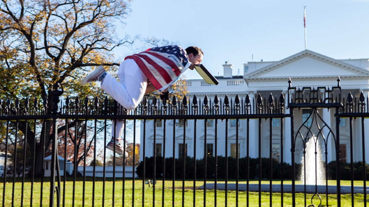 edd040e8-APTOPIX White House Fence Jumper