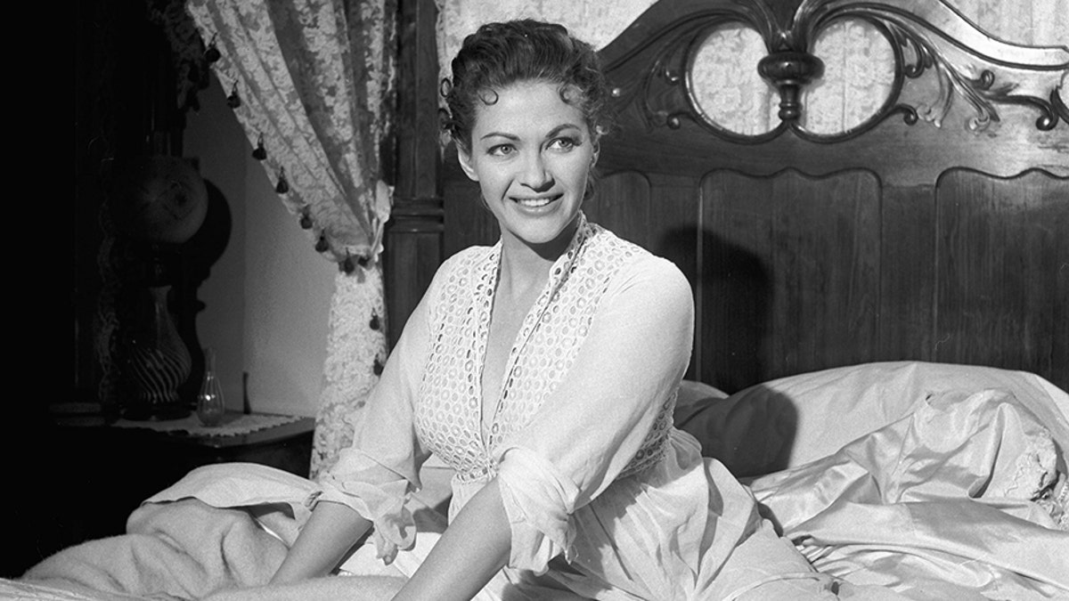 Yvonne de Carlo 04