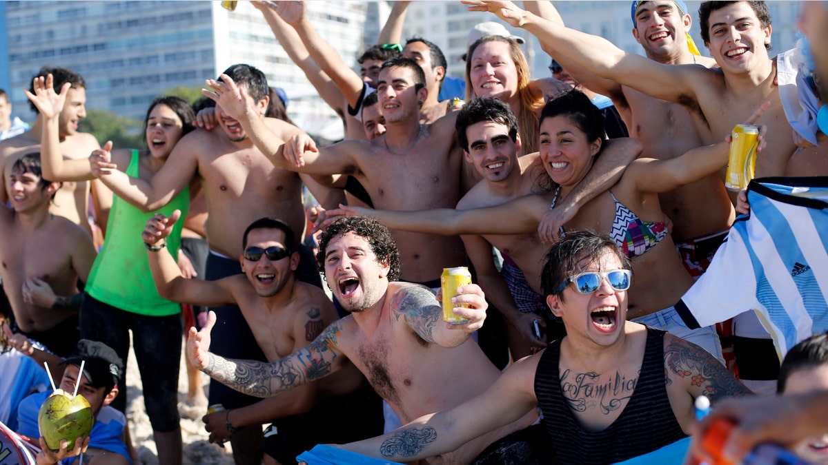 Piala Dunia 2014: Di Brasil, para penggemar berduyun-duyun ke final — Di Argentina, sebuah negara memimpikan kemenangan