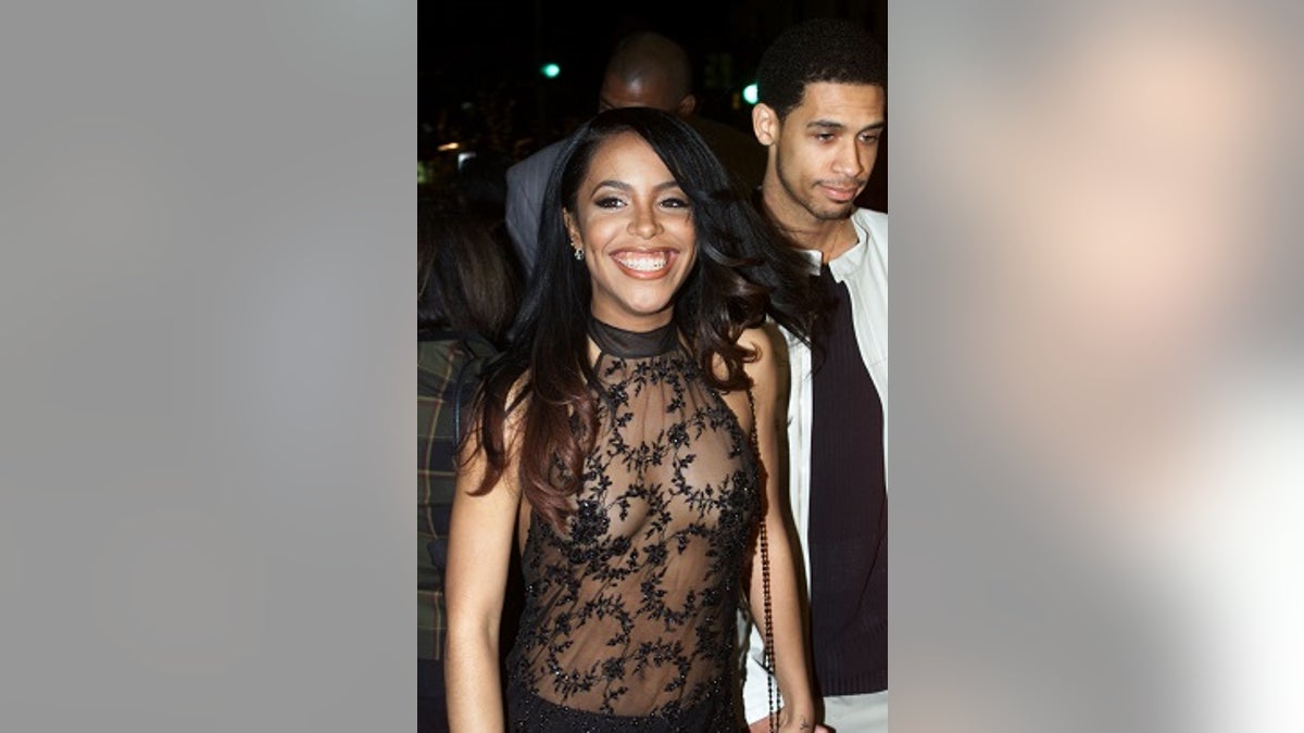 Singer/actress Aaliyah arrives with her brother Rashad Hasan (R) at the premiere of her new film 