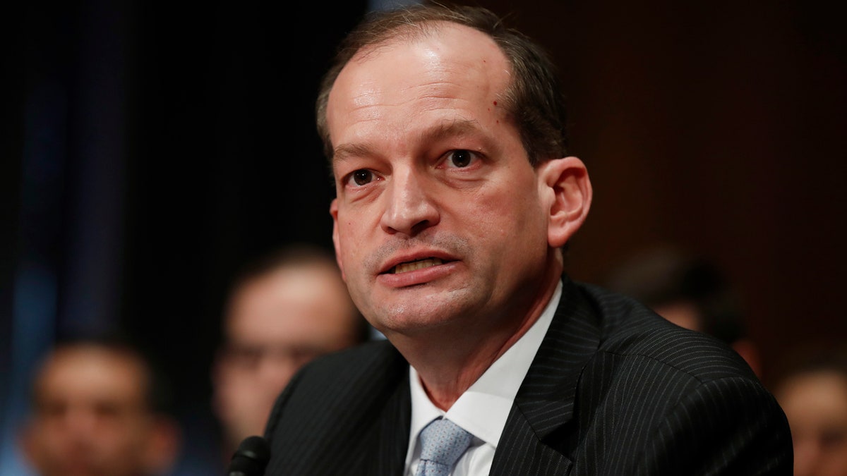 ARCHIVO - Fotografía de archivo del 22 de marzo de 2017 muestra a Alexander Acosta, nominado al cargo de secretario del Trabajo por el presidente Donald Trump, durante su audiencia en el Capitolio, en Washington. El Senado confirmó el jueves 27 de abril a Acosta, con lo que se completa el gabinete del presidente Donald Trump al aproximarse a sus primeros 100 días en el cargo. (AP Foto/Manuel Balce Ceneta, archivo)