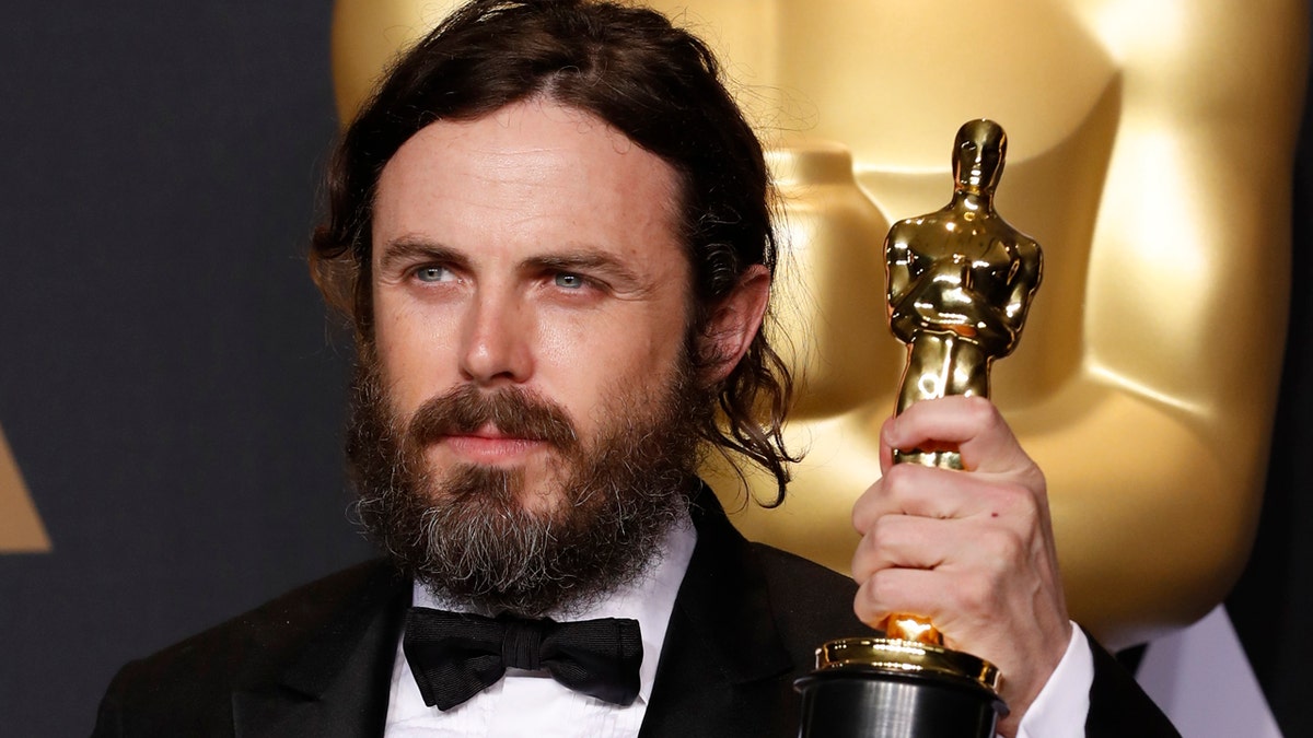 89th Academy Awards - Oscars Backstage - Hollywood, California, U.S. - 26/02/17 â Casey Affleck, winner of Best Actor for Manchester by the Sea, holds his oscar. REUTERS/Lucas Jackson - HP1ED2R0FWY7A