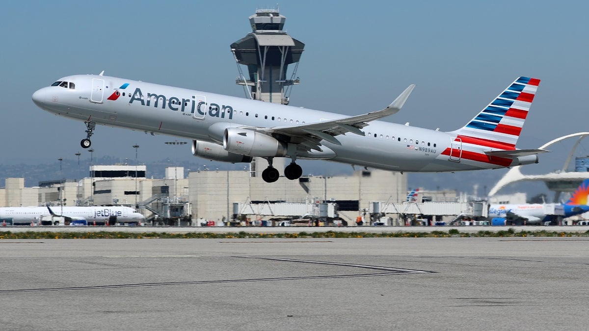 An American Airlines Airbus A321-200 plane takes off from Los Los Angeles International airport (LAX) in Los Angeles, California, U.S. March 28, 2018. REUTERS/Mike Blake - RC193867B8E0