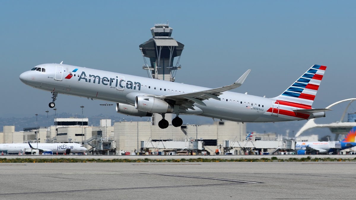 An American Airlines Airbus A321-200 plane takes off from Los Los Angeles International airport (LAX) in Los Angeles, California, U.S. March 28, 2018. REUTERS/Mike Blake - RC193867B8E0