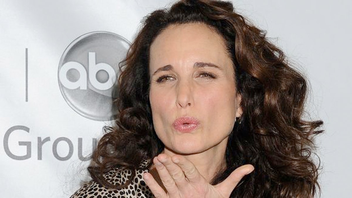 Mengapa maskapai penerbangan dapat menjatuhkan Andie MacDowell dari kursinya — dan Anda juga bisa