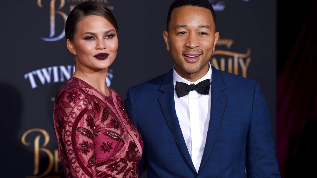 En esta foto del 2 de marzo del 2017, Chrissy Teigen y John Legend llegan al estreno mundial de 