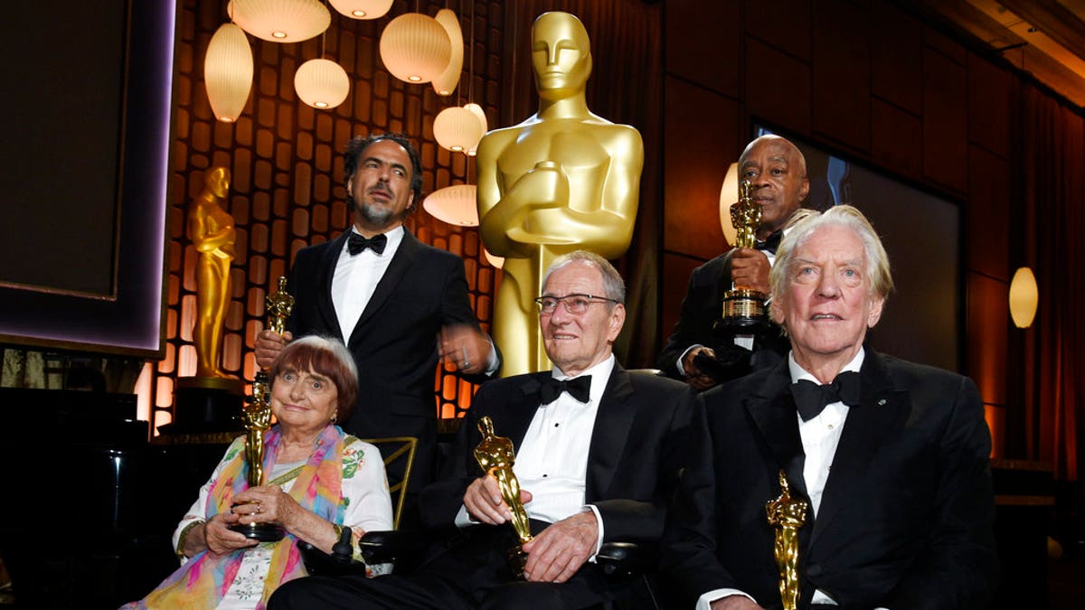 Left to right, 2017 Governors Awards honorees Agnes Varda, Alejandro Gonzales Inarritu, Owen Roizman, Charles Burnett and Donald Sutherland pose with their Oscars following a ceremony at The Ray Dolby Ballroom on Saturday, Nov. 11, 2017, in Los Angeles. (Photo by Chris Pizzello/Invision/AP)