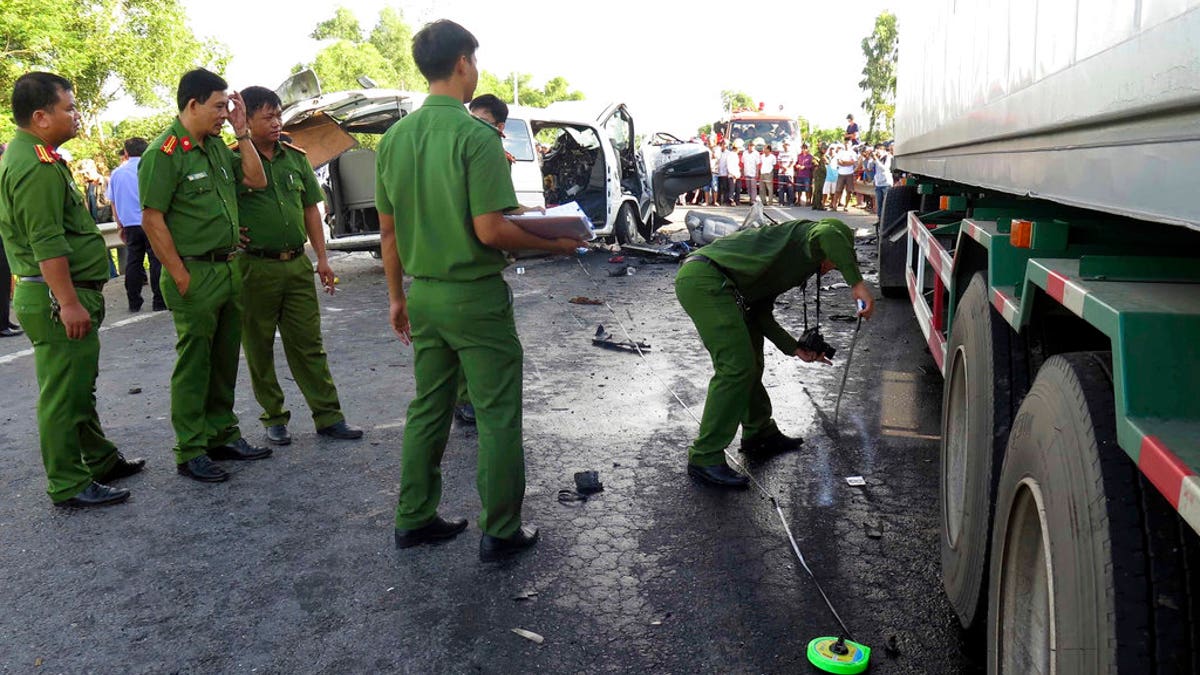f852a1a5-vietnam wedding party van