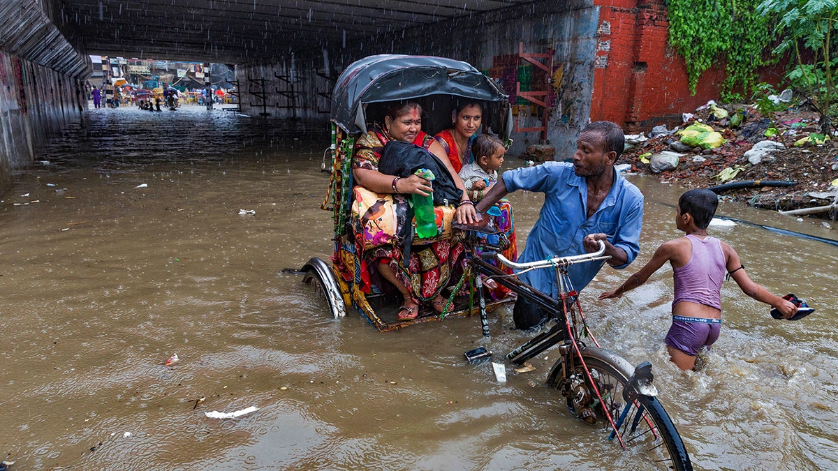 9ee8a327-india floods