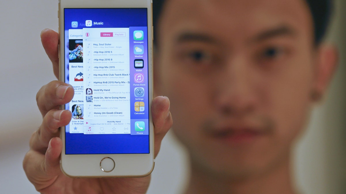 A sales assistant shows features of iOS 9 on an Apple iPhone 6 at an Apple reseller shop in Bangkok September 18, 2015. A significant number of Apple Inc customers are reporting their mobile devices have crashed after attempting to upload the new iOS 9 operating system, the latest in a line of launch glitches for the tech giant. REUTERS/Chaiwat Subprasom - RTS1O9V