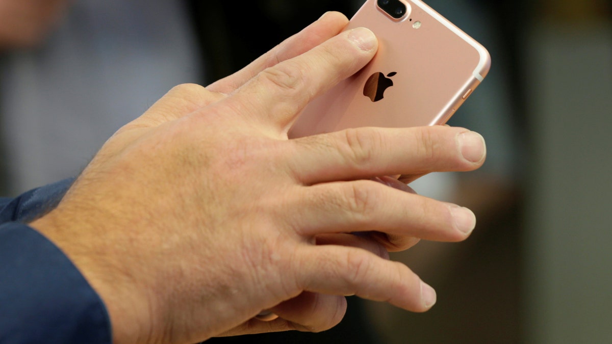 A new Rose Gold iPhone 7 Plus with dual cameras is shown in Australian's flagship Apple store in Sydney, September 16, 2016 as the iPhone 7 range goes on sale for the first time. REUTERS/Jason Reed - RTSNYJG