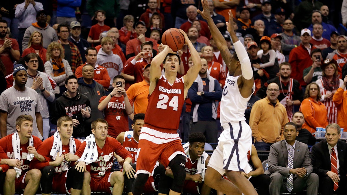 Wisconsin mengalahkan buzzer, Xavier dengan tembakan tiga angka di akhir