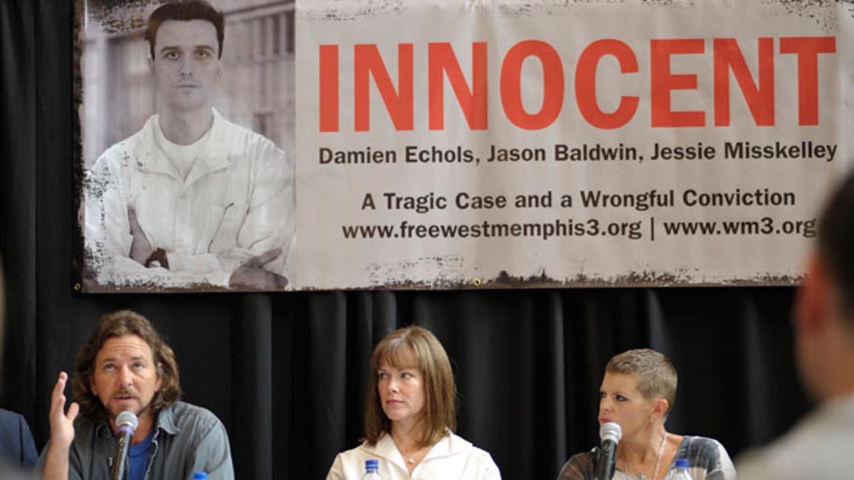 Singer Eddie Vedder, left, Lori Davis, center, wife of Damien Echols, and singer Natalie Maines, right, participate in a news conference Saturday, Aug. 28, 2010, before the 