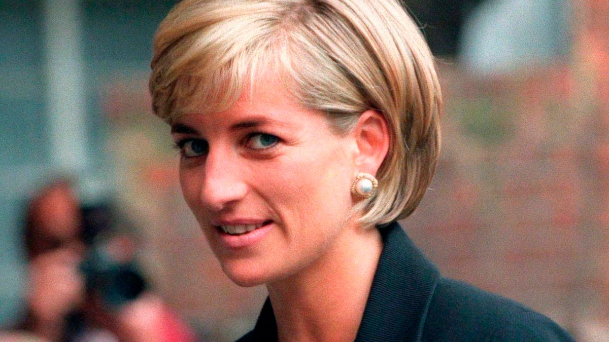 Princess Diana arrives at the Royal Geographical Society in London for a speech on the dangers of landmines throughout the world June 12, 1997. REUTERS/Ian Waldie (UNITED KINGDOM - Tags: ROYALS) - GM1E98J155I01