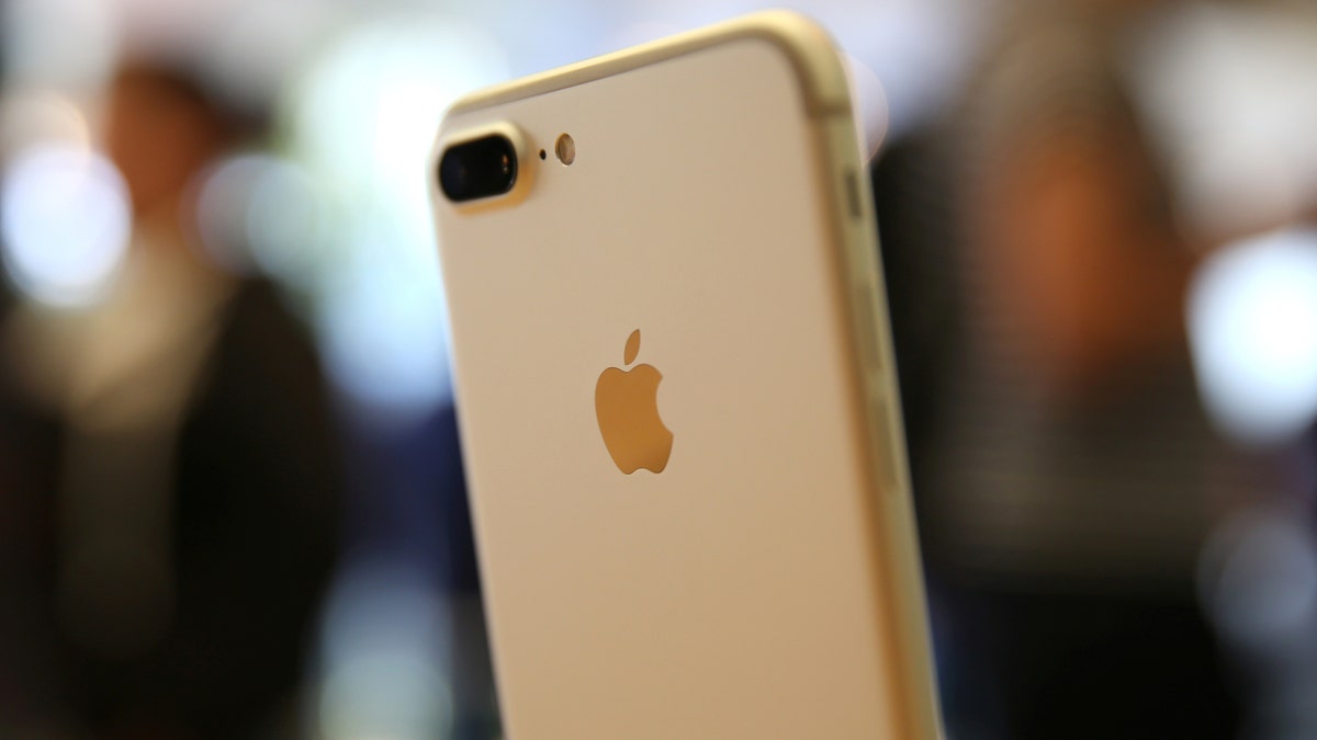 The new iPhone 7 smartphone is displayed inside an Apple Inc. store in Los Angeles, California, U.S., September 16, 2016. REUTERS/Lucy Nicholson - RTSO2WE