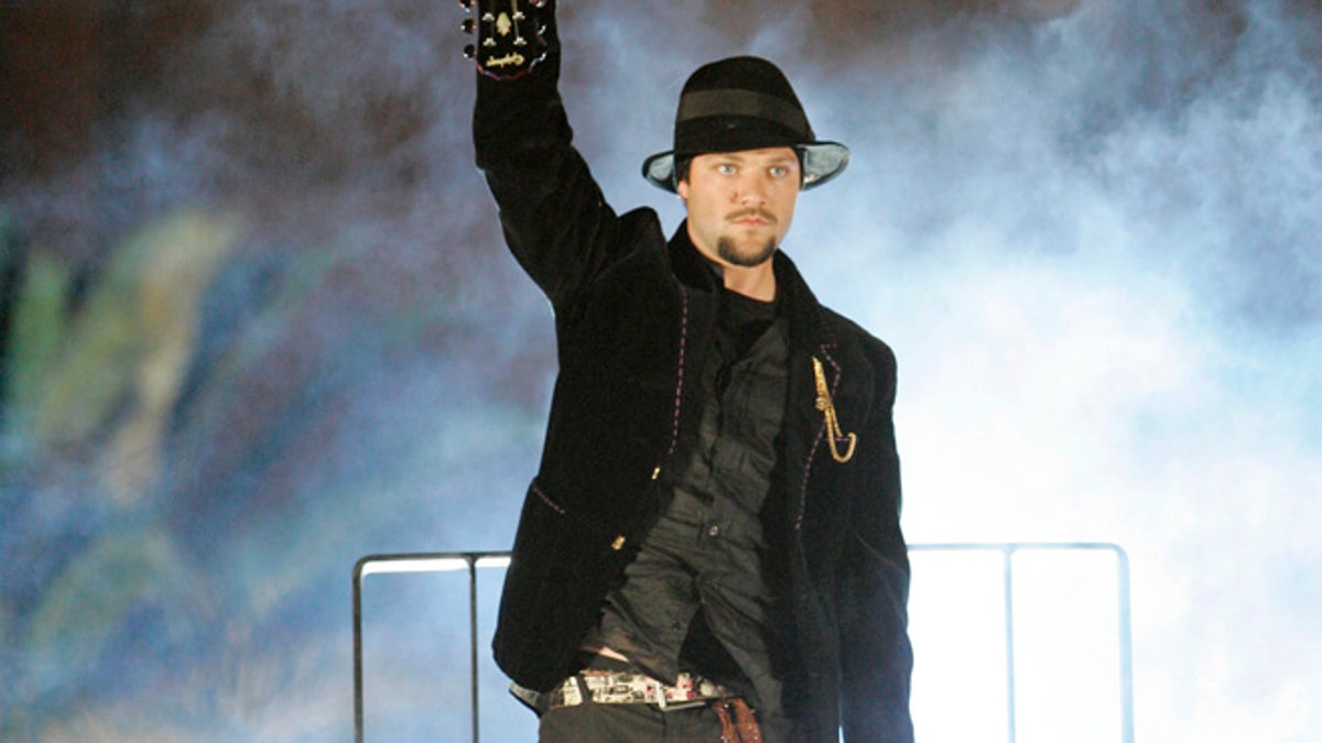 Bam Margera, a professional skateboarder and television personality, holds up a guitar before smashing it into a three-ton ice sculpture during taping for the opening of the VH1 Rock Honors Concert in Las Vegas, Nevada May 10, 2007. The concert will be held at the Mandalay Bay Events Center in Las Vegas on May 12 and broadcast on VH1 on May 24.  REUTERS/Steve Marcus (UNITED STATES) - GM1DVFSRUNAA