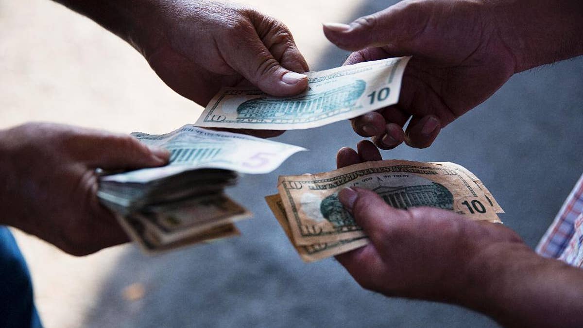 Pengeluaran konsumen buruk untuk bulan kedua, meningkat 0,1 persen; Penghasilan memberi keuntungan kuat