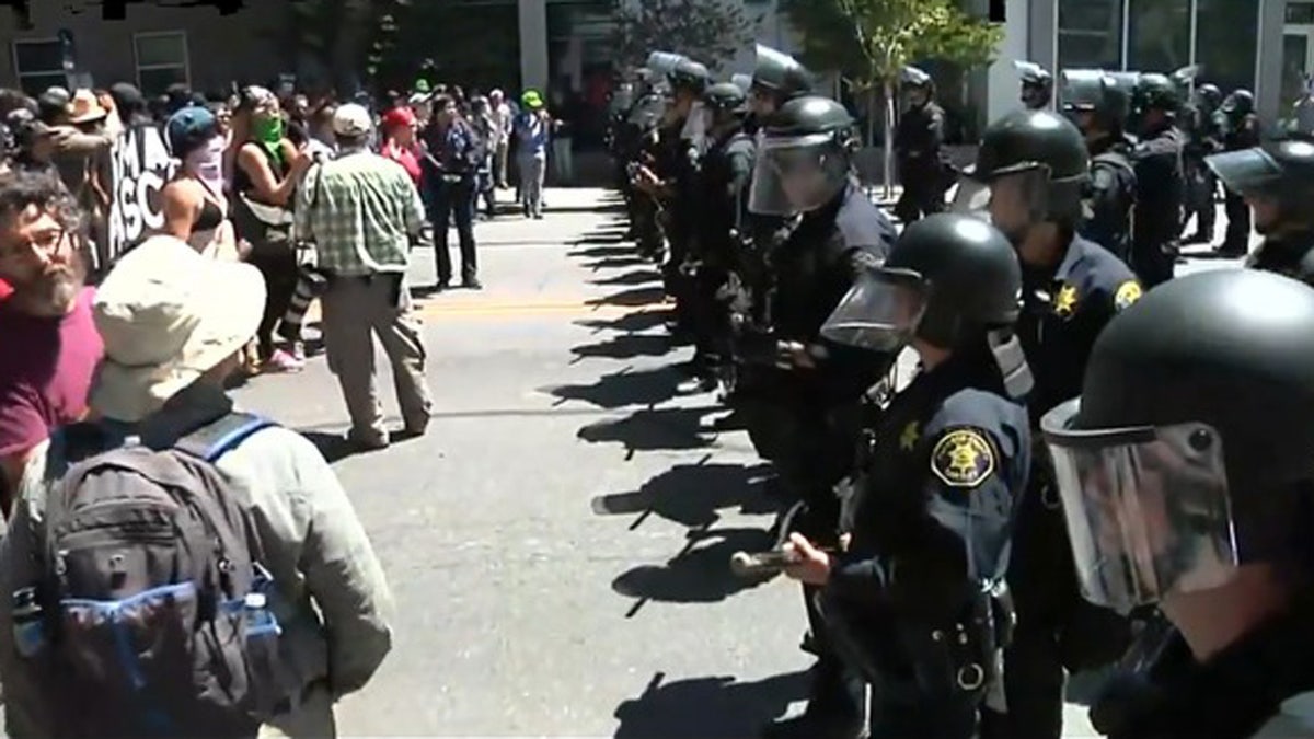 Antifa members in Berkeley smash windows of US Marine Corps recruiting ...