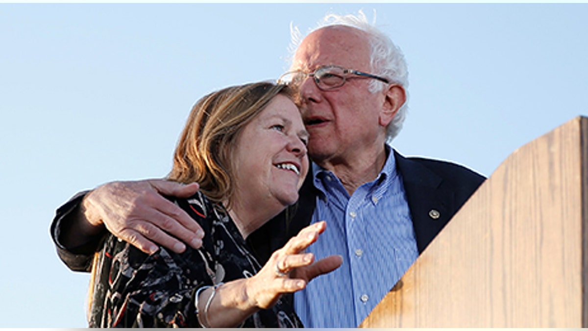 Sanders menyalahkan Partai Republik untuk pemeriksaan FBI wanita