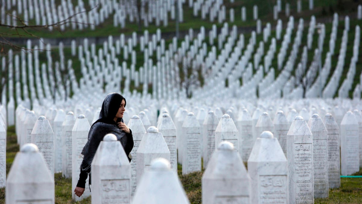 Dalam foto yang diambil pada hari Minggu, 20 Maret 2016, seorang wanita Bosnia berjalan di antara kuburan kuburan di pusat peringatan Potokari dekat Sri Liberation, Bosnia dan Herzegovina. Pada hari Kamis, 24 Maret 2016, mantan pemimpin Serbia Bosnia Radovan Karadzic akan mendengar hukumannya, dan meminta Pengadilan Kejahatan PBB untuk 11 kejahatan perang, termasuk genosida yang ia dituduh melaksanakan dalang selama perang 1992-95. (Foto AP/Ameel Emric)