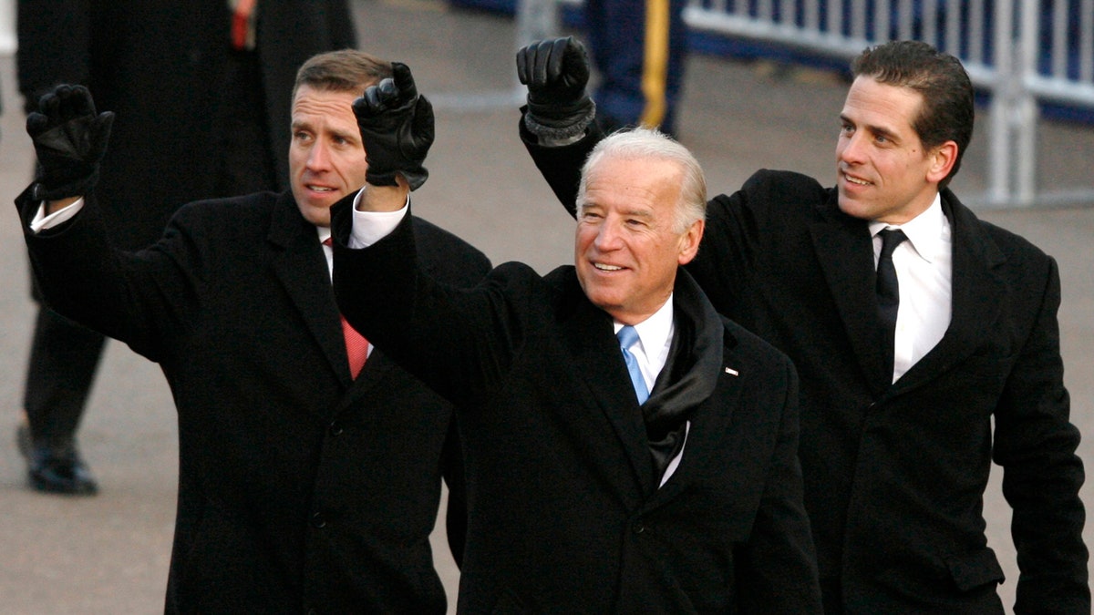 U.S. Vice President Joe Biden walks with his sons Beau (L) and Hunter (2nd R) and his wife Jill down Pennsylvania Avenue during the inaugural parade in Washington January 20, 2009.  REUTERS/Larry Downing (UNITED STATES) - RTR23NZ9