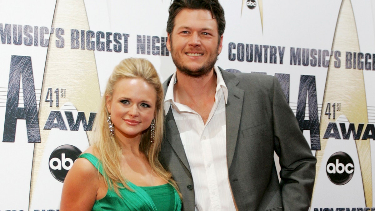 Singers Miranda Lambert (L) and Blake Shelton arrive at the 41st annual Country Music Awards in Nashville, Tennessee November 7, 2007.