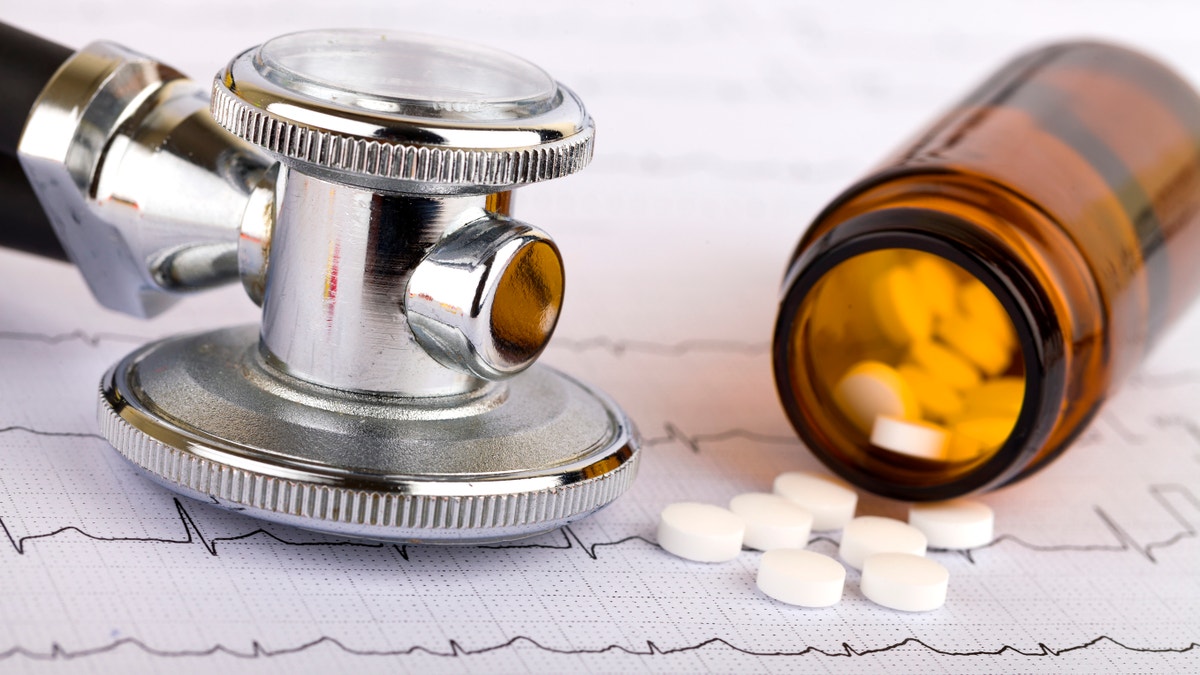 Picture of a whitel pills capsules and stethoscope