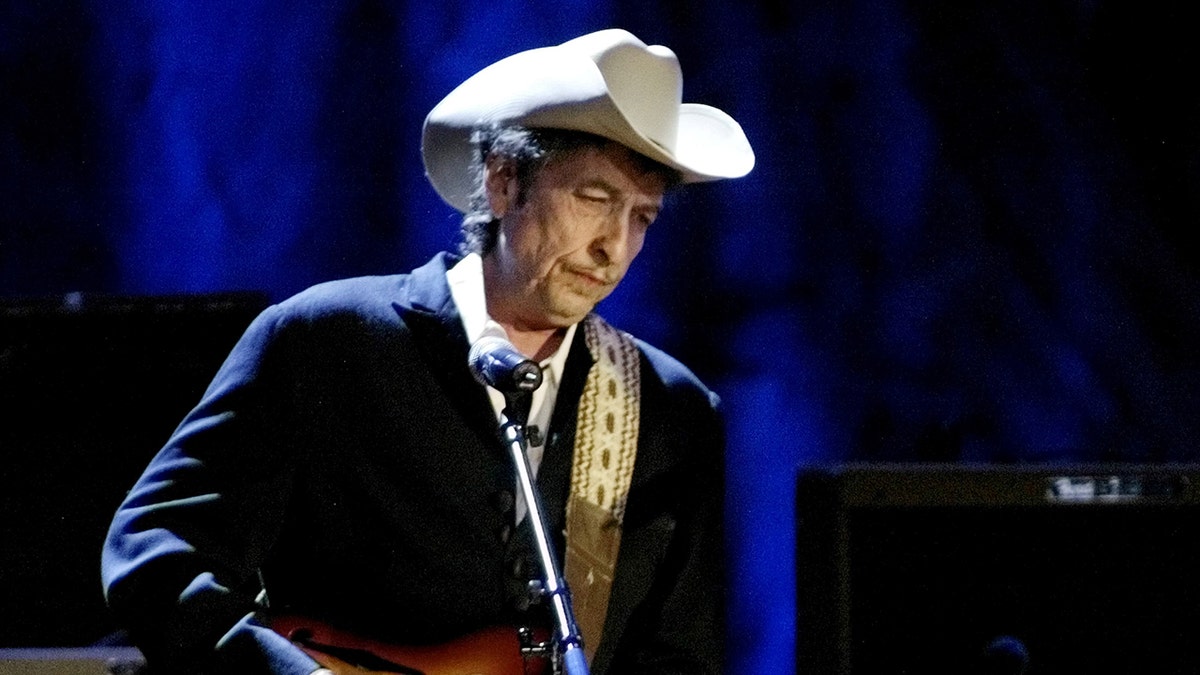 Rock musician Bob Dylan performs at the Wiltern Theatre in Los Angeles, U.S., May 5, 2004. REUTERS/Rob Galbraith/File Photo - D1AEUGSMYBAB