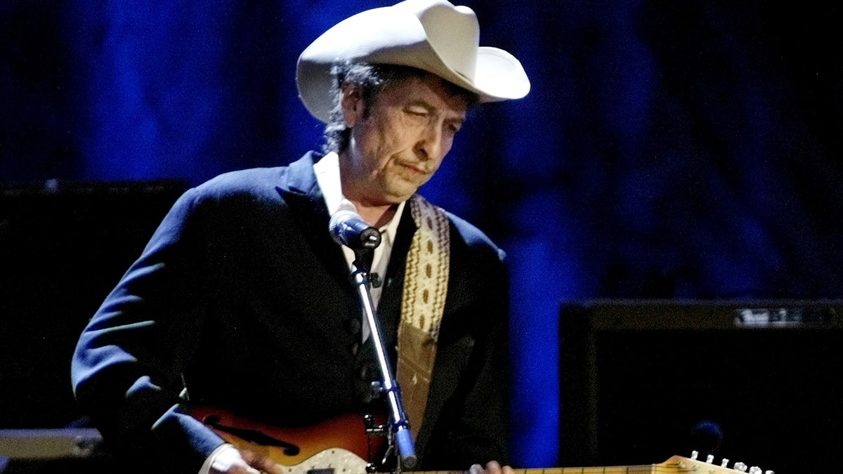 Rock musician Bob Dylan performs at the Wiltern Theatre in Los Angeles, U.S., May 5, 2004. REUTERS/Rob Galbraith/File Photo - D1AEUGSMYBAB