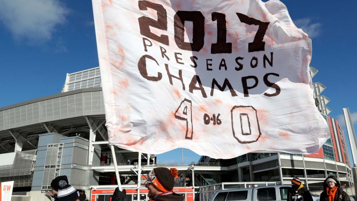 Cleveland Browns fans mark 0-16 season with mock parade