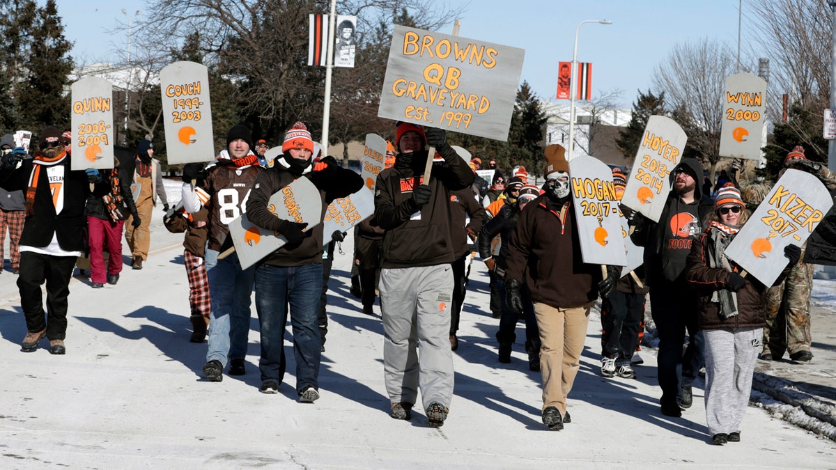 Browns fans stage parade for winless season