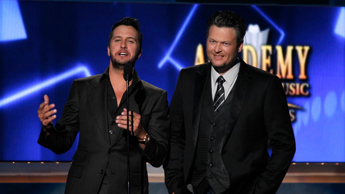 Show hosts Luke Bryan (L) and Blake Shelton speak on stage at the 49th Annual Academy of County Music Awards in Las Vegas, Nevada April 6, 2014.  REUTERS/Robert Galbraith (UNITED STATES  - Tags: ENTERTAINMENT)   (ACMAWARDS-SHOW) - RTR3K78N