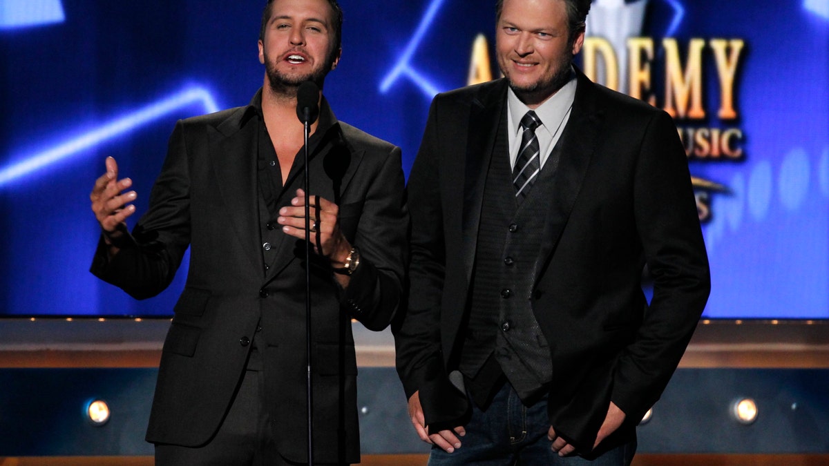 Show hosts Luke Bryan (L) and Blake Shelton speak on stage at the 49th Annual Academy of County Music Awards in Las Vegas, Nevada April 6, 2014.  REUTERS/Robert Galbraith (UNITED STATES  - Tags: ENTERTAINMENT)   (ACMAWARDS-SHOW) - RTR3K78N