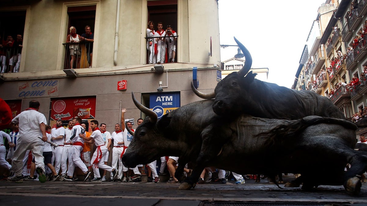 Jose Escolar Gil fighting bulls fall on top of each other at Estafeta corner during the third running of the bulls at the San Fermin festival in Pamplona, northern Spain, July 9, 2016. REUTERS/Eloy Alonso - RTSH1E1