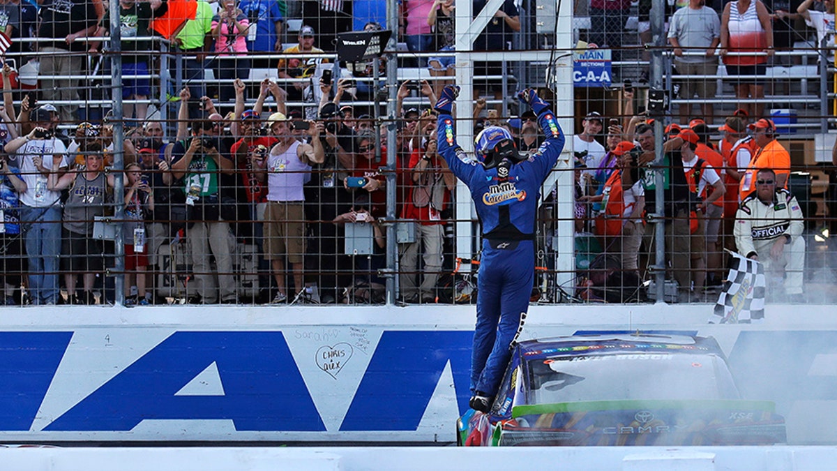 Kyle Busch meraih kemenangan playoff NASCAR di New Hampshire